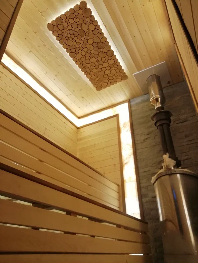 Парная — липа, LED-подсветка, декор из спилов